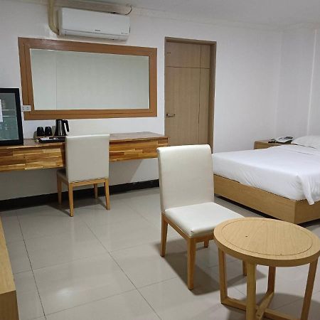Punta Clark Hotel Clark Field Bagian luar foto
