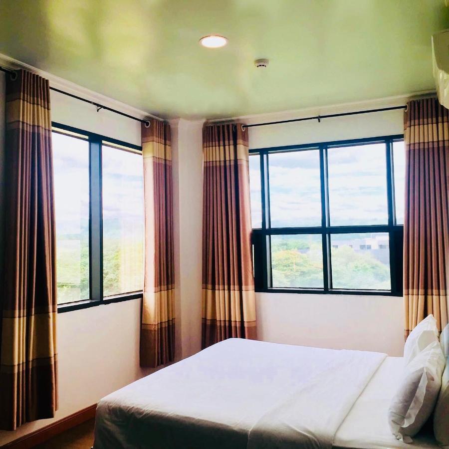 Punta Clark Hotel Clark Field Bagian luar foto