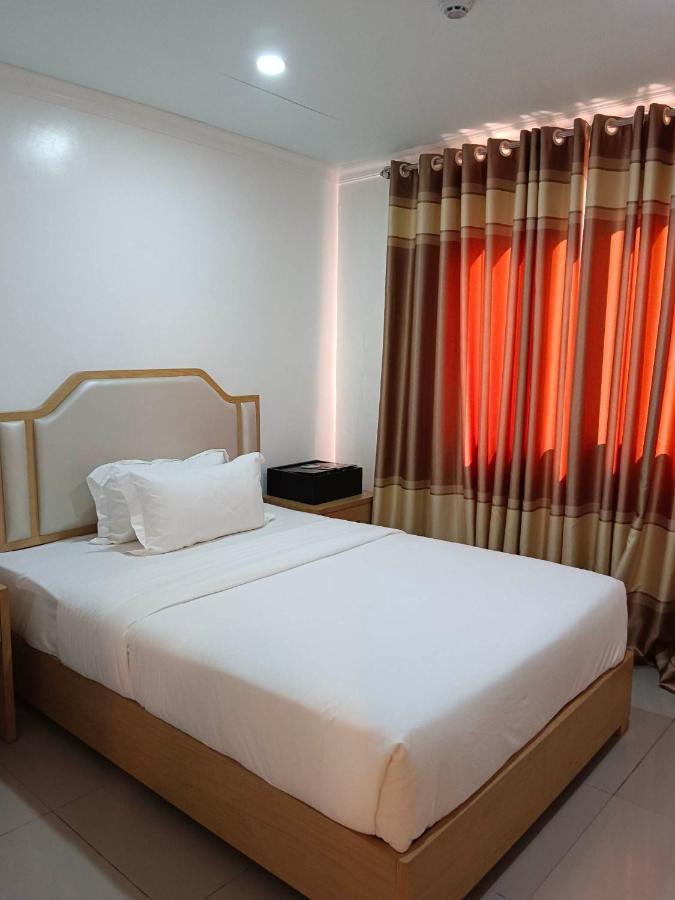 Punta Clark Hotel Clark Field Bagian luar foto