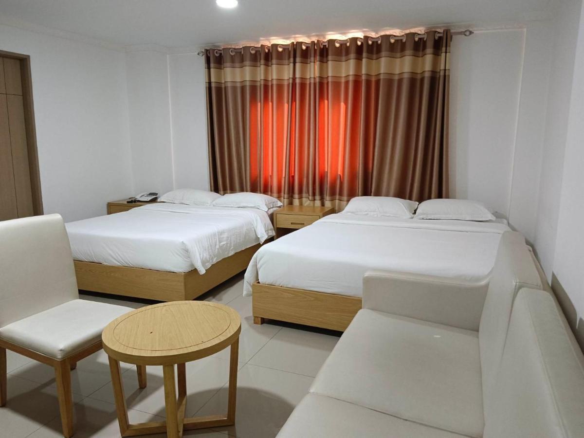 Punta Clark Hotel Clark Field Bagian luar foto
