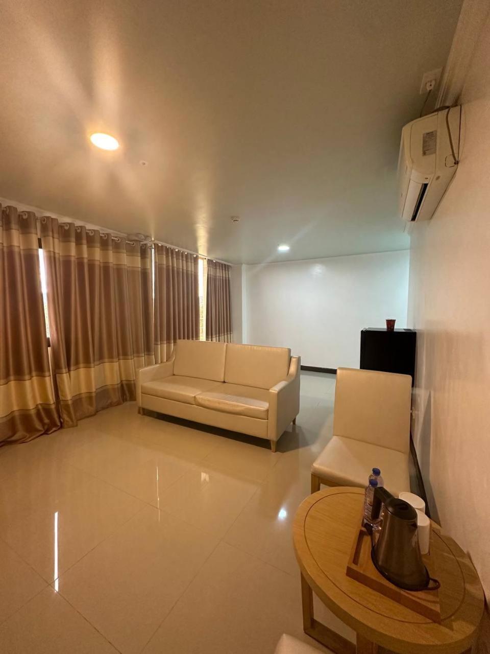 Punta Clark Hotel Clark Field Bagian luar foto