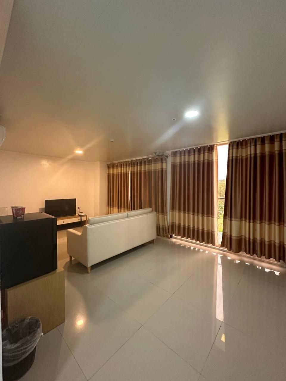 Punta Clark Hotel Clark Field Bagian luar foto