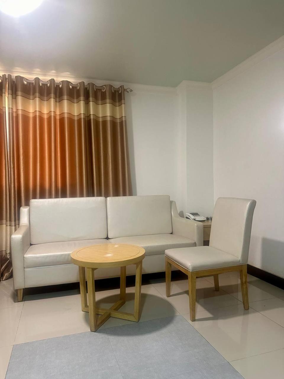 Punta Clark Hotel Clark Field Bagian luar foto