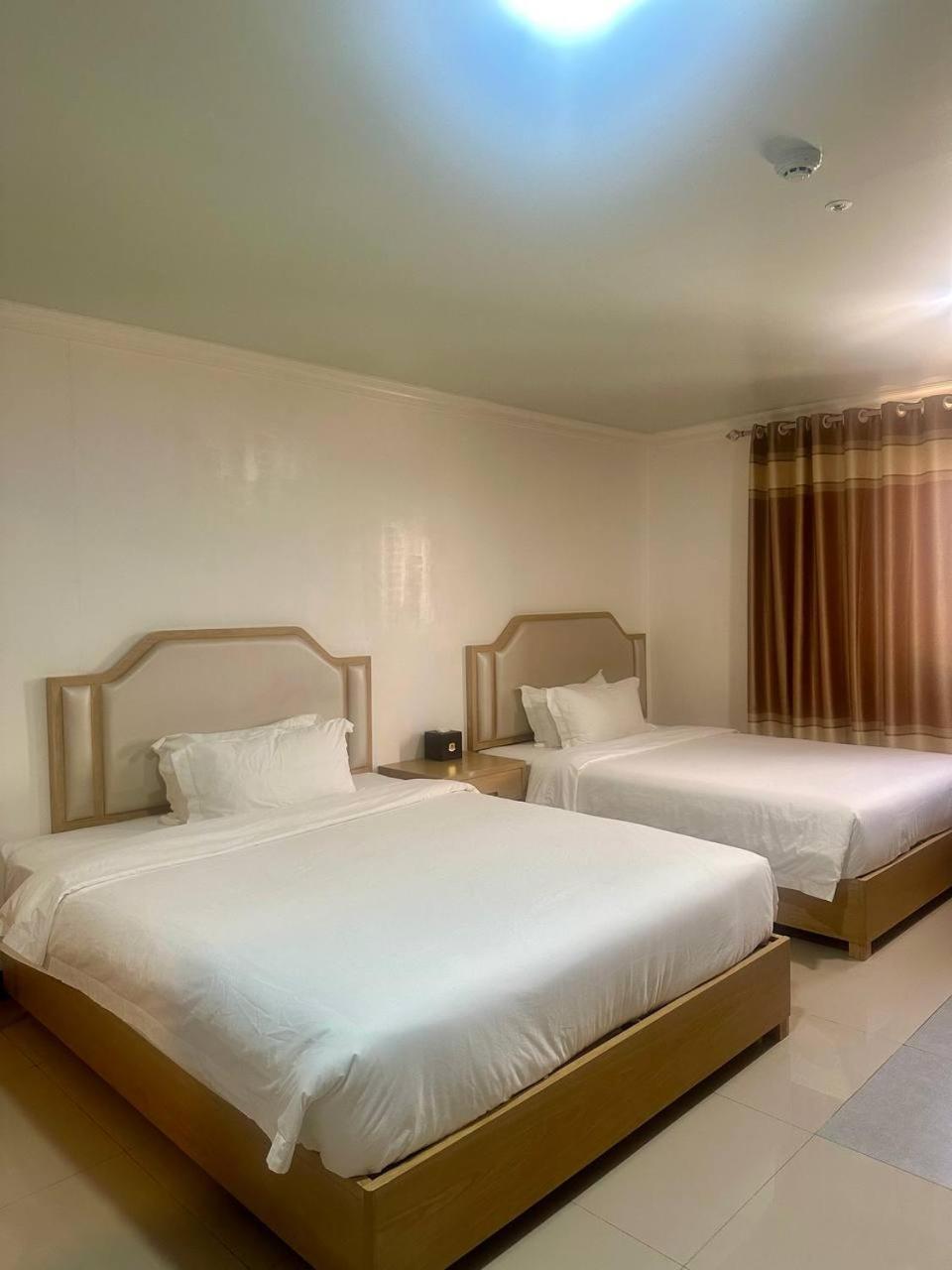 Punta Clark Hotel Clark Field Bagian luar foto